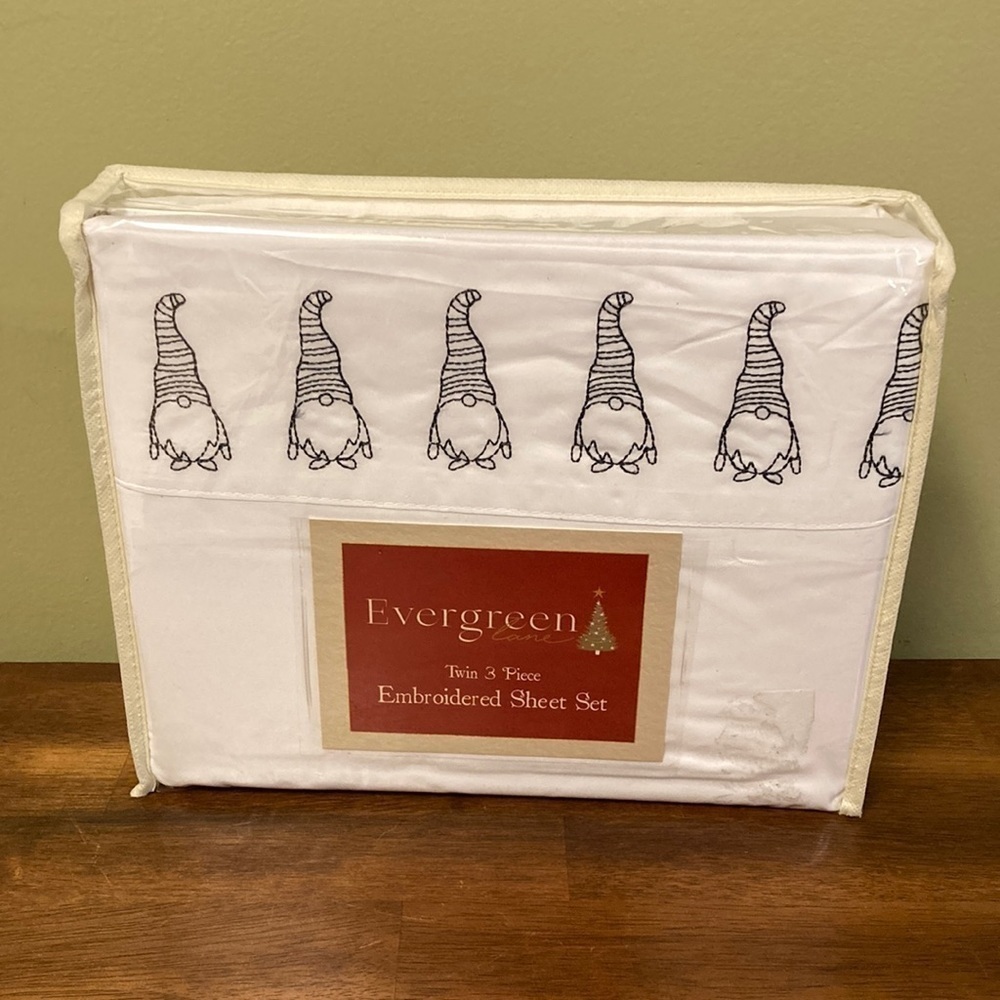 EVERGREEN LANE TWIN EMBROIDERED GNOMES BLACK AND WHITE SHEET SET NEW